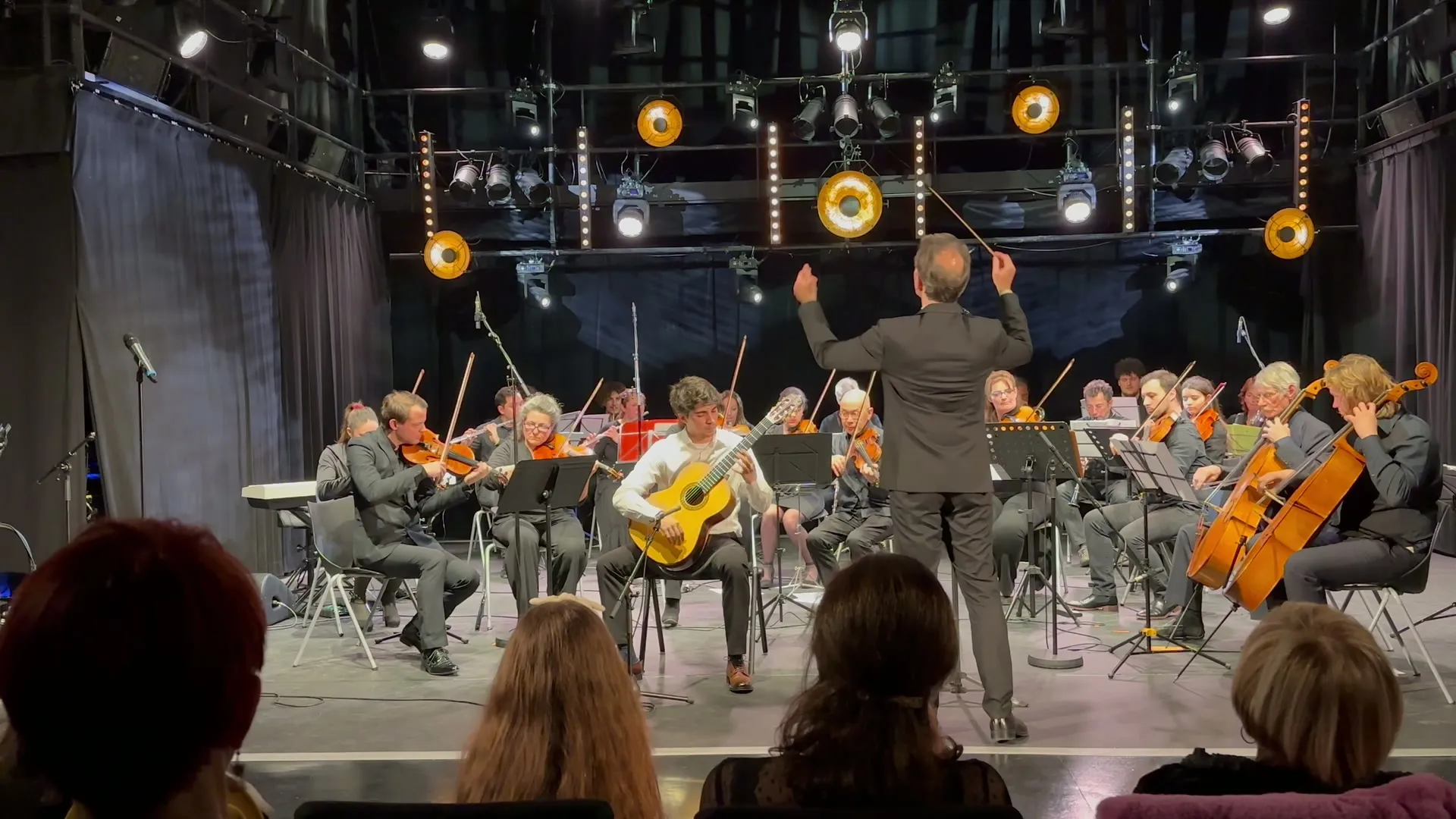 The third movement of the Concierto de Aranjuez, with orchestra, live at the Salle Black Box in Nice.